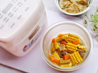 13、【宝宝辅食】胡萝卜玉米排骨汤,出锅。