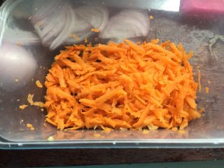 3、大阪烧,胡萝卜去外皮切细丝