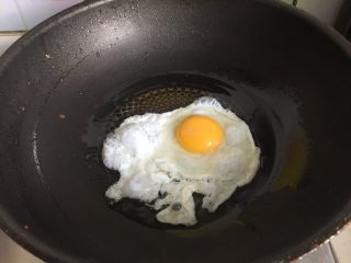 12、大阪烧,锅中煎一个鸡蛋，可以把蛋黄划散