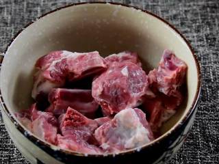 1、百吃不厌的鼓椒蒸排骨,学会了招呼客人不再愁,排骨洗净，沥干水分。