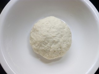 1、原味贝果（超详细版）,将除黄油以外的材料放在一起混合均匀，这款面包为了达到有韧劲的口感，含水量比较低，比较硬，这时不论用厨师机、面包机、手揉比较都难操作，可能面包机都动不起来。那么液体量少，连机器打面都费力，那多加点水可不可以呢？也是可以的，但是水加多了面团虽然好揉了，也容易出膜，可是贝果特有的那种Q弹有韧劲扎实的口感，就难保证了。那么想要在短时间里揉面到位，可以使用“自解法”，也就是我们常说的静置法。就是将面粉和水混匀揉成的团，静置1小时。(夏季可以放冰箱静置，冰箱温度最好不高于5度，防止面团提前发起来。)