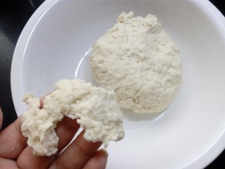 2、原味贝果（超详细版）,这是揉好没有静置过的面团，这时几乎没有筋度。