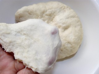 3、原味贝果（超详细版）,这是静置过的面团，已经可以拉出一层稍厚不易破的膜。