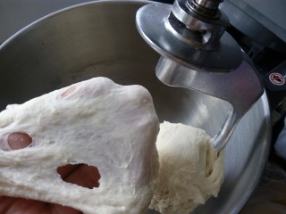 5、原味贝果（超详细版）,有一定筋度后加入黄油，低速打匀，再转中速打。