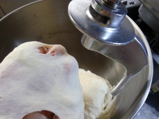 6、原味贝果（超详细版）,面团揉至扩展阶段，可以拉出稍薄、较为结实的膜。