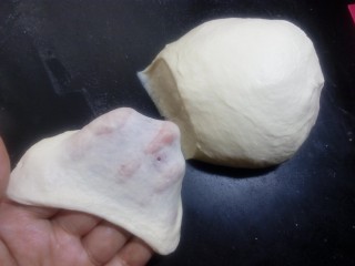 7、原味贝果（超详细版）,取出面团，在台面上摔打几次，整理成光滑的面团，便于下面的分割整形。如果天气炎热，打好的面团，面温尽量控制在28°以下。