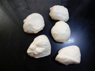 8、原味贝果（超详细版）,把面团平均分割成5份，80克每个。
