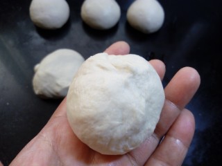 10、原味贝果（超详细版）,依次滚圆后盖保鲜膜松弛15分钟。