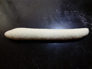 13、原味贝果（超详细版）,下面三分之一同样内折，用掌根压紧，挤出空气。