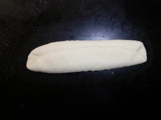 14、原味贝果（超详细版）,两边再次对折，拍实，捏紧收口。