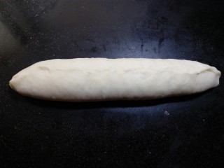 15、原味贝果（超详细版）,用两手掌心从中间往两头慢慢将其搓长。