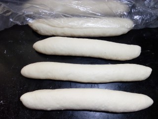 16、原味贝果（超详细版）,搓的时候可能一次搓不到位，几根轮换着搓。面团长度至少要25厘米 ，才能保证烤好后中间有圆孔。