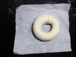17、原味贝果（超详细版）,面条的两端对接，呈一个圆环形。用擀开的一端包住搓细的另一端。
