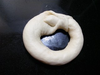 18、原味贝果（超详细版）,将擀薄的位置一点点用拇指和食指捏紧收口。