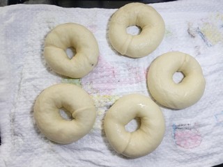 21、原味贝果（超详细版）,一面煮30秒后，翻面再煮30秒。糖水温度不要太高，如果水温高就应当减少煮面时间，糖水在半开时的温度最合适。这样煮好后的面团也是表面也是基本光滑的。