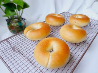 24、原味贝果（超详细版）,出炉后将面包移至烤网上彻底晾凉。