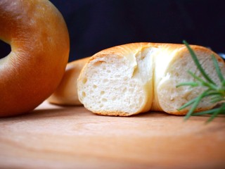 25、原味贝果（超详细版）,口感柔韧、有劲道，会带有微微的咸味，可以剖开做成三明治，搭一杯牛奶和咖啡，是很经典的美式早餐。