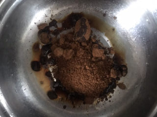 1、红糖开花馒头,称好100克红糖