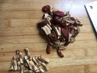 7、红糖开花馒头,趁发酵的时间,切点红枣,红枣洗干净,去核,再切成小丁