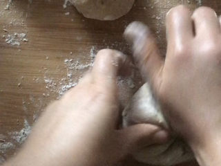 11、红糖开花馒头,每一个剂子由外向内揉,大概揉30几下可以了