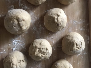 13、红糖开花馒头,所有馒头都整形好,剂口朝上