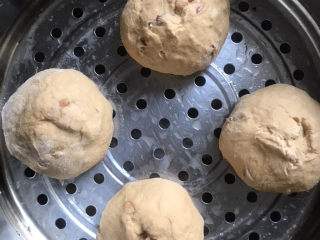 14、红糖开花馒头,蒸屉上刷油,馒头放进去二次醒发10分钟,二次醒发不要太久,要不然馒头就容易趴下