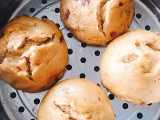 15、红糖开花馒头,水开后上锅蒸30分钟,我这次做的馒头有个大,多蒸一会儿,时间到后关火焖5分钟