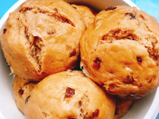 16、红糖开花馒头,用筷子夹出可以吃了,吃上一口,松软香甜,满口枣香。