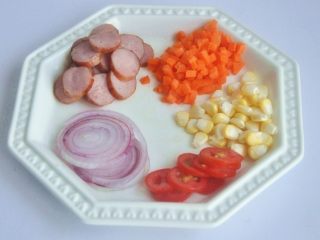 13、香肠吐司披萨,材料准备如图。