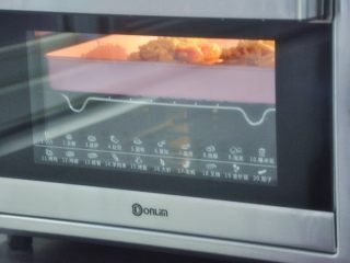 20、香肠吐司披萨,放入提前预热好的烤箱180度10分钟,奶酪融化表面上色即可。