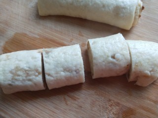 6、宝宝千层肉龙  小披萨,蒸好的肉龙切成段。