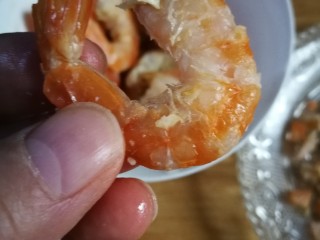 2、开洋香菇荠菜大馄饨,开洋泡软后去掉外面硬壳。