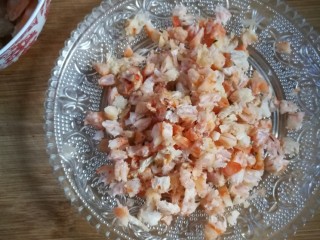 3、开洋香菇荠菜大馄饨,用厨房剪刀剪成小丁备用。