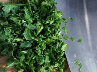 7、开洋香菇荠菜大馄饨,处理好的荠菜剁成碎。