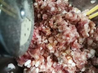 11、开洋香菇荠菜大馄饨,加胡椒粉。