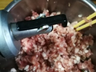 10、开洋香菇荠菜大馄饨,加少许生抽提味,加入适量色拉油。