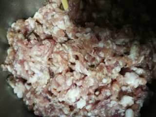 13、开洋香菇荠菜大馄饨,拌匀一下。