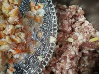 14、开洋香菇荠菜大馄饨,加入开洋丁。