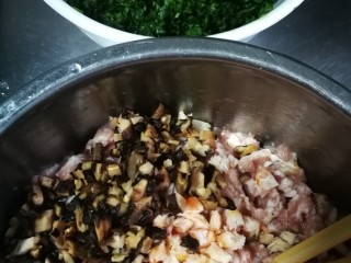 15、开洋香菇荠菜大馄饨,加香菇丁。