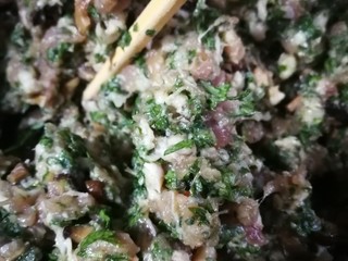 17、开洋香菇荠菜大馄饨,拌匀后用筷子按顺时针方向不停搅拌上劲。