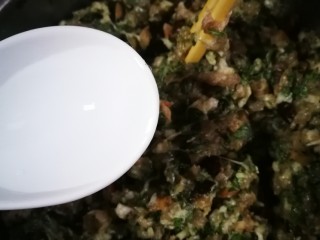 18、开洋香菇荠菜大馄饨,搅拌到差不多时再加入两勺水,在继续搅拌会儿,加水是让肉馅口感更好不会有柴的感觉。