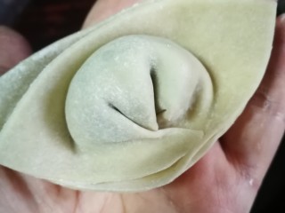 22、开洋香菇荠菜大馄饨,包好。(具体不啰嗦包法啦,大家都会呀????)