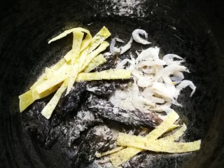 24、开洋香菇荠菜大馄饨,俗话红花还需绿叶衬,好吃的馄饨还得好汤底来搭配啦????,碗里加紫菜蛋皮虾皮,加入适量盐胡椒粉,最好加点榨菜碎更完美。