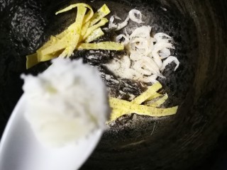 25、开洋香菇荠菜大馄饨,加一小勺猪油。