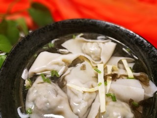 27、开洋香菇荠菜大馄饨,把下好的馄饨放入汤底,撒葱花,有香菜的再放香菜。
