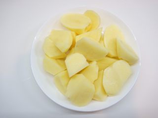 4、豆泥丸,切成滚刀块