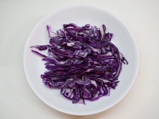 7、豆泥丸,取少量切成丝