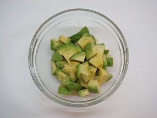 13、豆泥丸,取半个牛油果切块