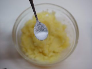 16、豆泥丸,捣碎加入一小点盐，拌匀