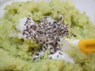 19、豆泥丸,撒上一些黑胡椒碎，拌匀